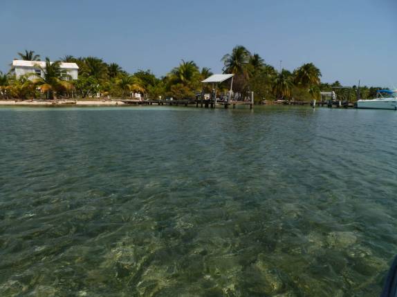 Chegando em pequena ilhota na grande barreira de corais de Belize